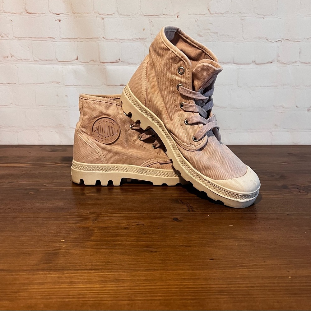 Palladium Pampa Hi - women’s 8